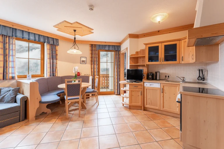 Voll ausgestattete Wohnküche mit Essecke und Balkonzugang in der Ferienwohnung Turm, Sagritzer Wirt Großkirchheim