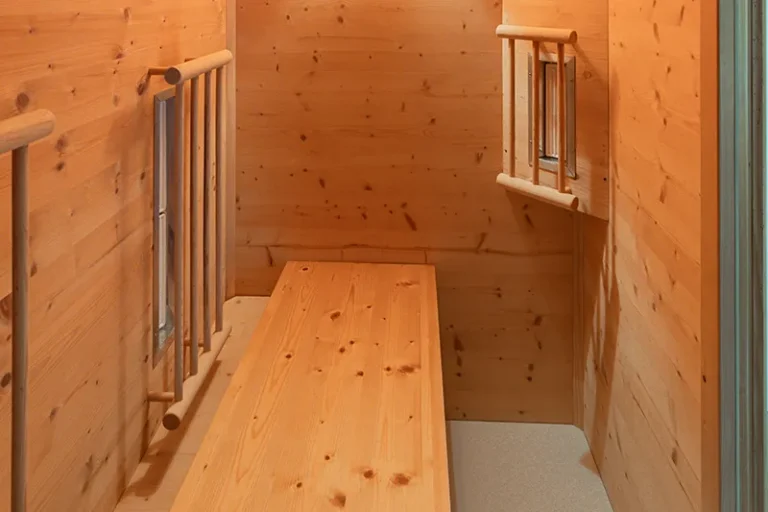 Infrarotkabine mit Holzbank und Strahler an der Wand im Sagritzer Wirt