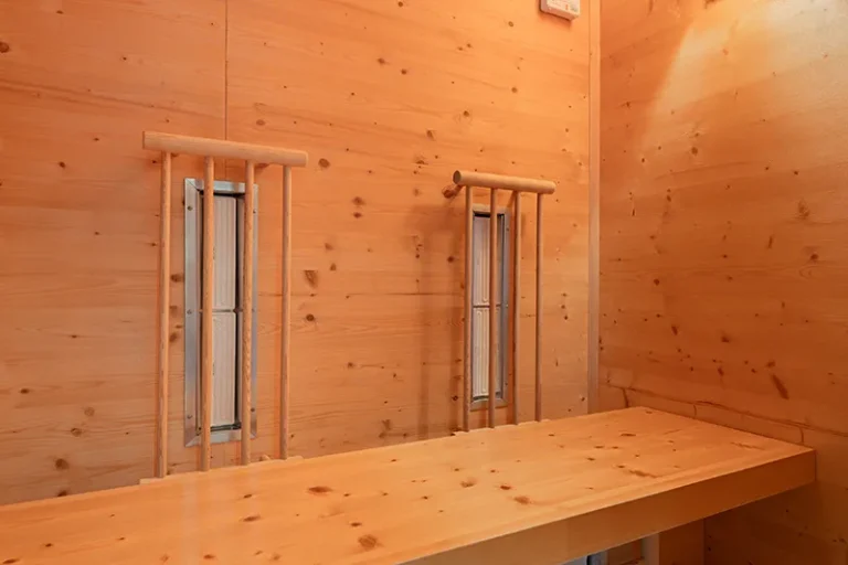 Infrarotkabine mit Holzverkleidung und zwei Strahlerelementen im Sagritzer Wirt